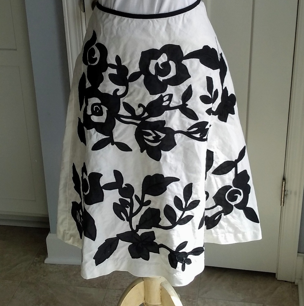 Euc WHBM skirt- 100% cotton white w black floral